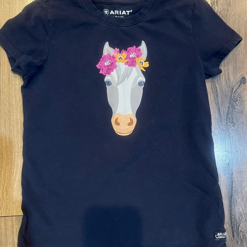 Ariat short sleeve tee, size 8 kids, horse on front. Excellent used condition.